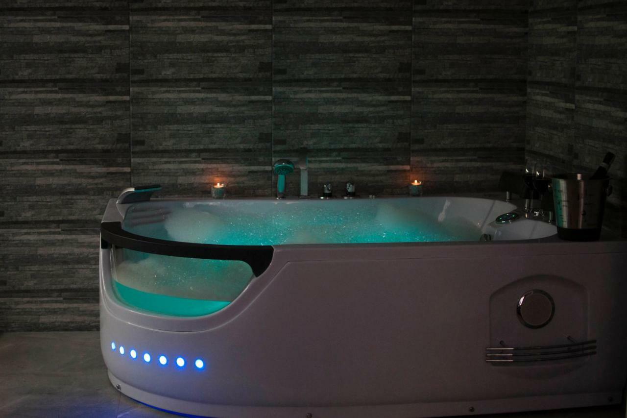 Cracow Jacuzzi Apartments - Silver Room Krakau Buitenkant foto