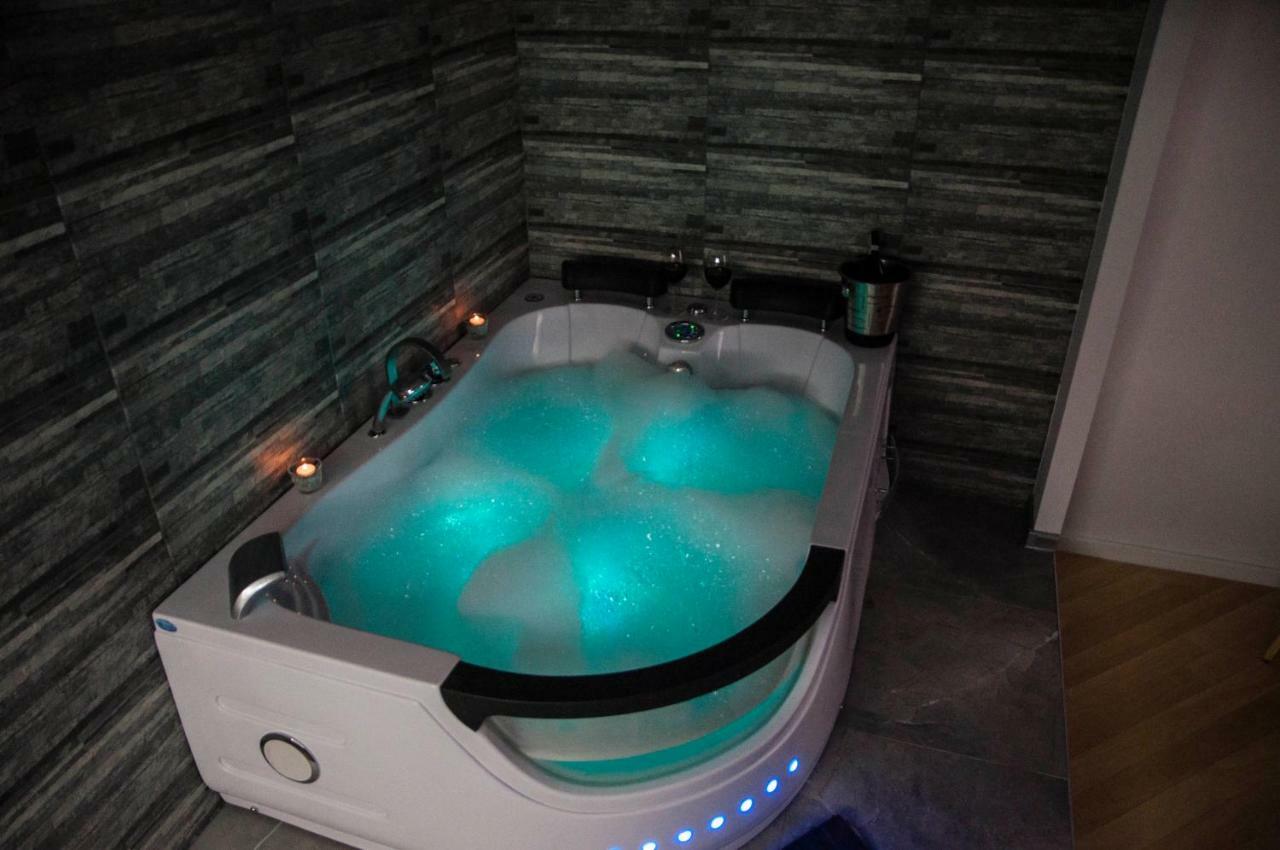 Cracow Jacuzzi Apartments - Silver Room Krakau Buitenkant foto