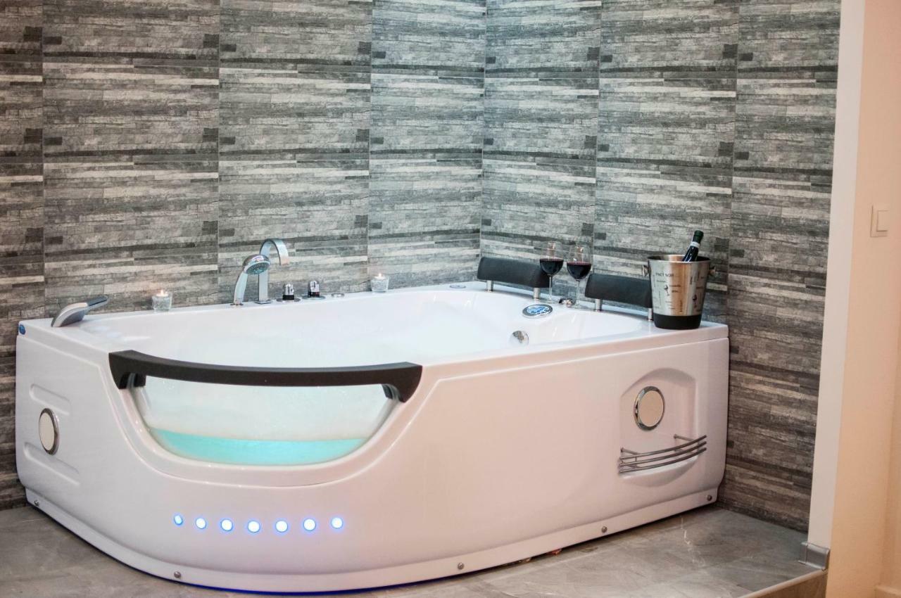 Cracow Jacuzzi Apartments - Silver Room Krakau Buitenkant foto